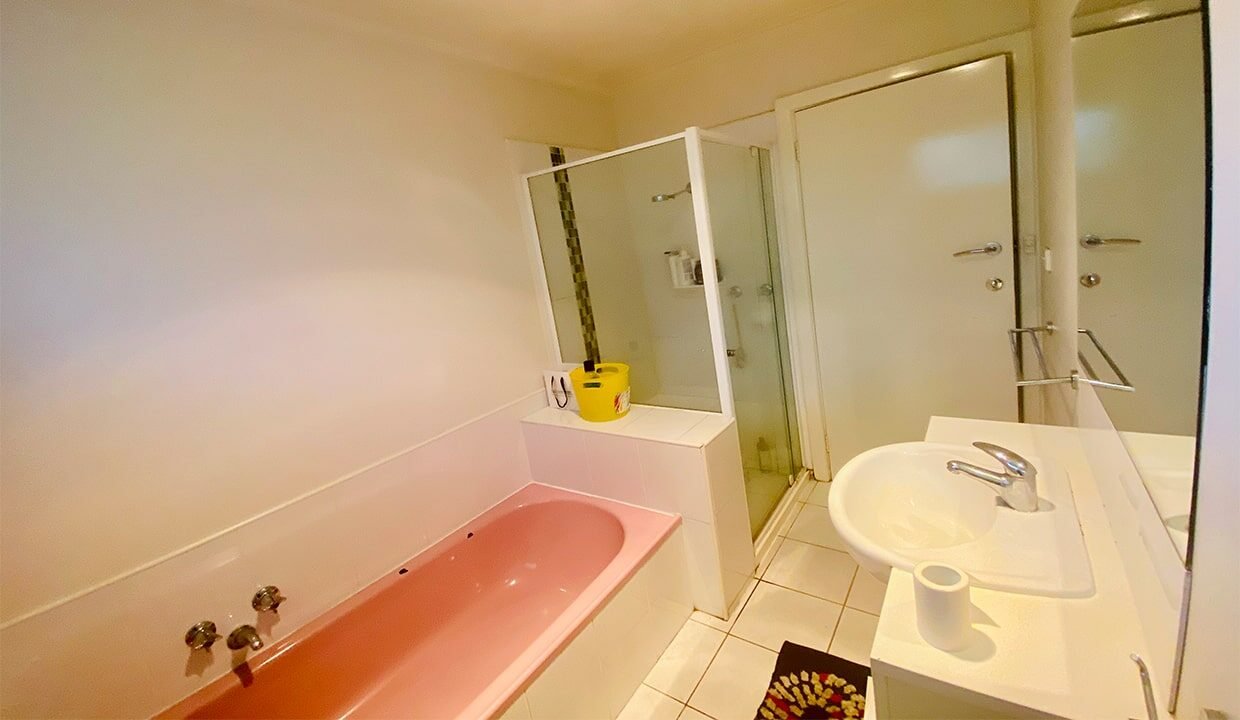 102 south valley road Highton 3216 bathroom