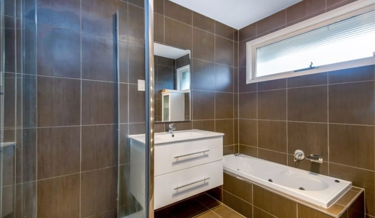 91 Pioneer Road bathroom